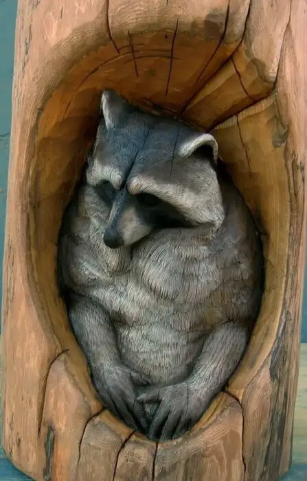 peeking racoon chainsaw carving