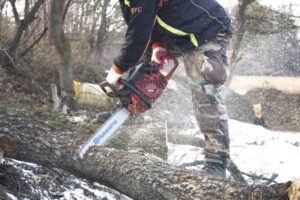 can you use a chainsaw in the rain